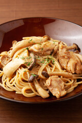鶏肉とキノコのブラウンソースパスタ