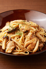 鶏肉とキノコのブラウンソースパスタ