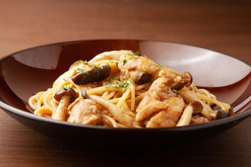 鶏肉とキノコのブラウンソースパスタ