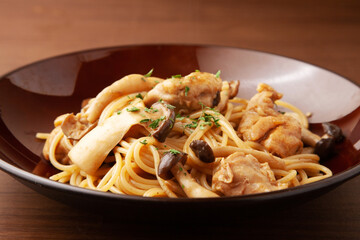 鶏肉とキノコのブラウンソースパスタ