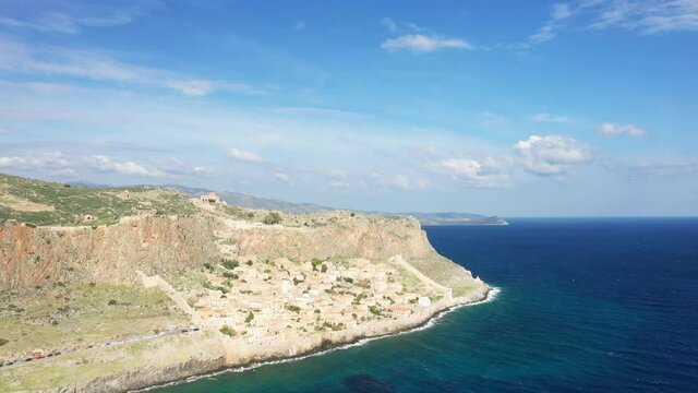 La vue rapprochée sur la ville fortifiée de Monemvasia vers Gefira au bord de la mer Méditerranée vers Gefira, en Laconie, dans le Péloponnèse, en Grèce, en été.