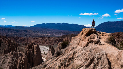 Mujer viajera disfrutando de vistas panorámicas de la Quebrada de las Flechas, en Salta, Argentina