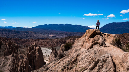 Mujer viajera disfrutando de vistas panorámicas de la Quebrada de las Flechas, en Salta, Argentina