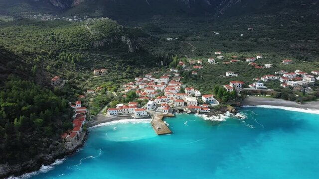 La ville de Paralia vers Monemvasia et sa campagne verdoyante au bord de la mer M&eacute;diterran&eacute;e vers Monemvasia, en Laconie, dans le P&eacute;loponn&egrave;se, en Gr&egrave;ce, en &eacute;t&eacute;.