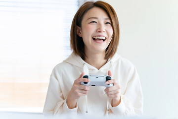 ゲームをする女の子