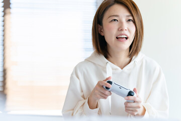 ゲームをする女の子