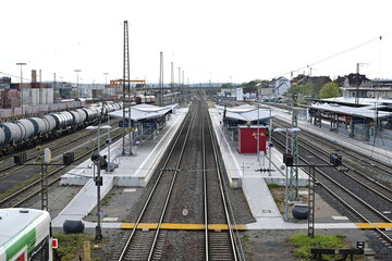 Hauptbahnhof Schweinfurt mit Blick auf die Bahnsteige und Gleise, Franken, Bayern, Deutschland