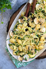 amêijoas com nhoque de batata e abobrinha em molho cremoso vista superior. 