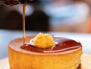 パンケーキにメープルシロップをかけるシーン