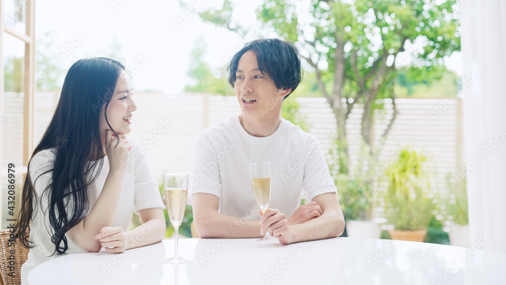 Poster ドリンクを飲みながら会話するカップル