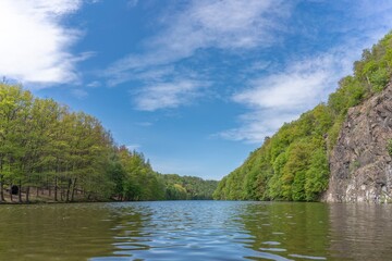 Blick auf die Talsperre Kriebstein flussabwärts bei Lauenhain (Wappenfelsen) in Richtung Falkenhain