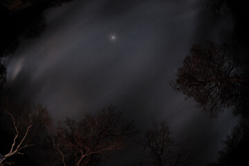 夜の霞んだ曇り空とぼやけた星
