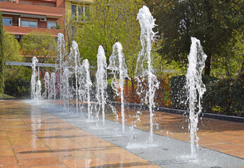 Fuente de agua en el parque público, Barcelona España
