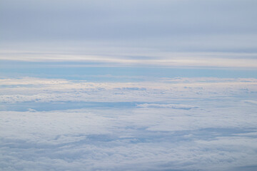 雲に囲まれた空の上の景色