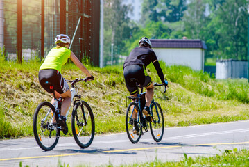 Obraz premium Cyclists ride on the bike path in the city Park 