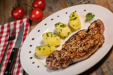 Recipe for Lacquered pork chop deglazed with honey and balsamic vinegar, steamed potato with butter and parsley