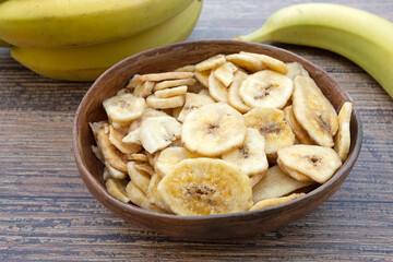 rondelles de bananes séchées dans un plat