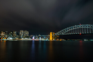Obraz premium Sydney Harbour bridge and Lunar park lights in the night sky.