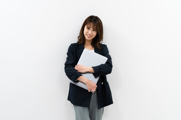 パソコンを使う女性