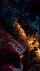 Bizarre Tropfsteinformationen, wunderschön bunt beleuchtet,  in Höhle in Bulgarien