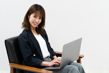 パソコンを使う女性