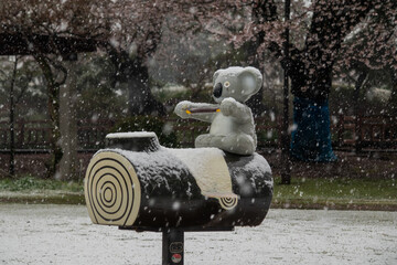 雪が積もったコアラの乗り物遊具
