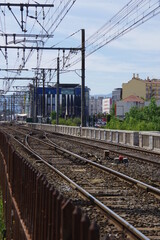 Train TGV sortant de gare avec rail et fil électrique