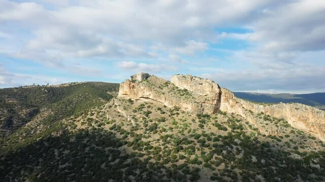 Une roche aride au milieu de la campagne vers Hermione vers Hermione, en Argolide, dans le P&eacute;loponn&egrave;se, en Gr&egrave;ce, en &eacute;t&eacute;.