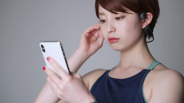 スマホで音楽を聴く女性