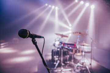 Obraz premium Microphone standing on a stage on a concert