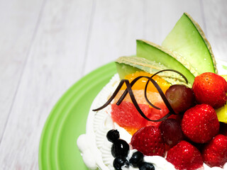 フルーツと生クリームたっぷりのお祝い用ホールケーキ