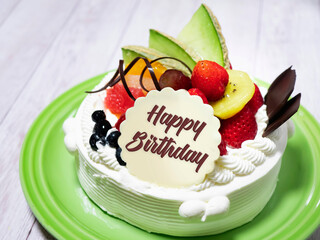 フルーツと生クリームたっぷりのお祝い用ホールケーキ【Happy Birthday】英語文字入り