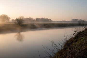 Fototapeta na wymiar Morning mood at the river with fog