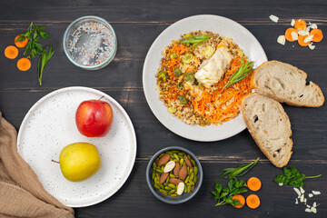 Repas équilibré: pommes, carottes, poisson, pois, quinoa