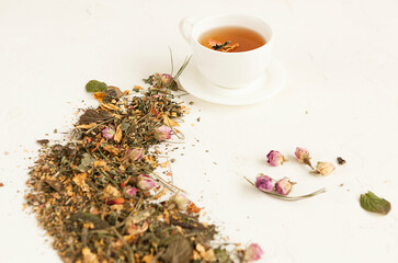 Obraz na płótnie Canvas fragrant herbal tea in a white mug, herbal tea for a healing drink. 