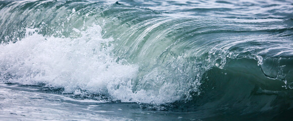 Fototapeta premium Wave in the sea with splashing water.