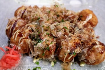日本のスーパーマーケットのタコ焼きのクローズアップ
