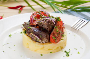 beef with onions, tomatoes and mashed potatoes