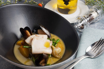 seafood: shrimp, mussels, squid, sea scallop in green curry sauce