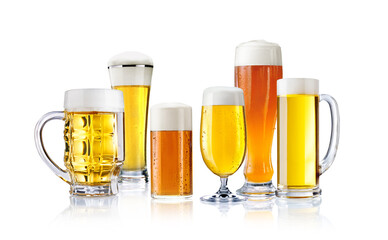 verschiedene Biere freigestellt auf weiß 