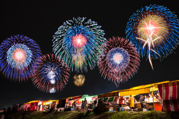 花火と屋台と群衆。
日本の夏祭りのコンセプト（※ぼかし加工あり）