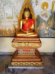 golden buddha statue