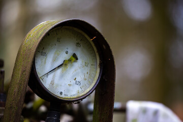 Naklejka premium Pressure gauge on an illegal installation for the production of moonshine (alcohol). Photo taken in low light conditions.