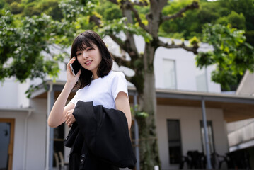 Fototapeta premium 携帯電話を使う女性