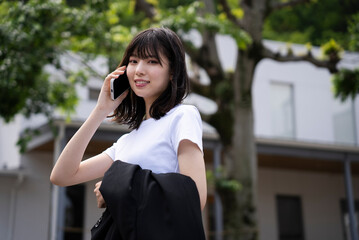 Fototapeta premium 携帯電話を使う女性