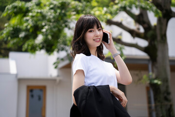 Fototapeta premium 携帯電話を使う女性