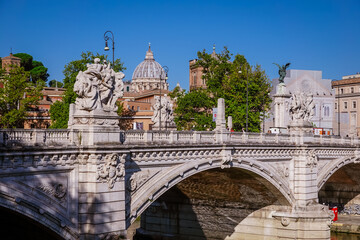 Fototapeta na wymiar ローマ、テベレ川に架かるヴィットリオ・エマヌエーレ2世橋とサン・ピエトロ寺院のクーポラ
