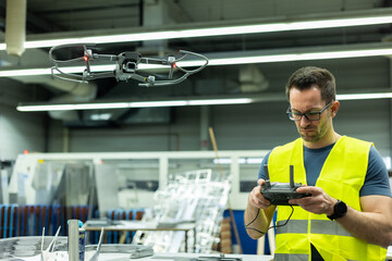 Drohnenpilot fliegt Inspektionsflug in Fabrikhalle