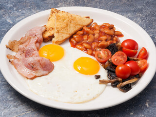 English Breakfast: eggs, beans, bacon, mushrooms, toast