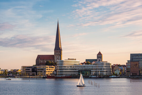 Blick &uuml;ber die Warnow auf die Hansestadt Rostock